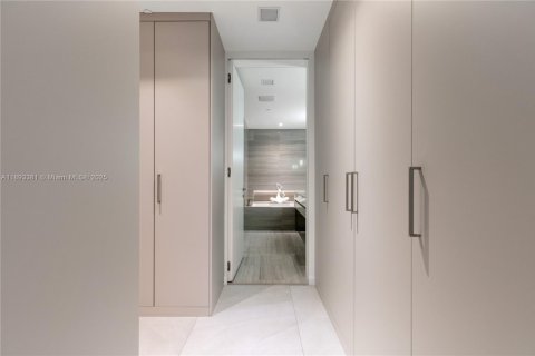 Condo in Sunny Isles Beach, Florida, 4 bedrooms  № 1946035 - photo 25