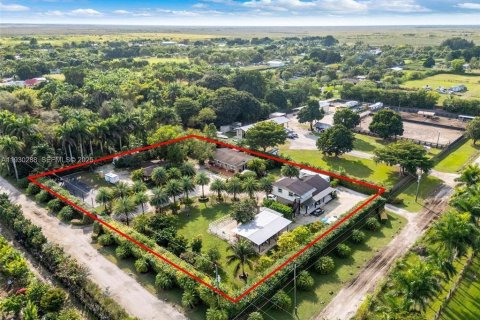 Propiedad comercial en Miami, Florida 125.42 m2 № 2428476