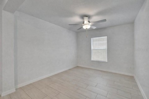 Casa en venta en Zephyrhills, Florida, 6 dormitorios, 308.99 m2 № 2212846 - foto 11