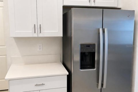 Casa en venta en Zephyrhills, Florida, 6 dormitorios, 308.99 m2 № 2212846 - foto 18