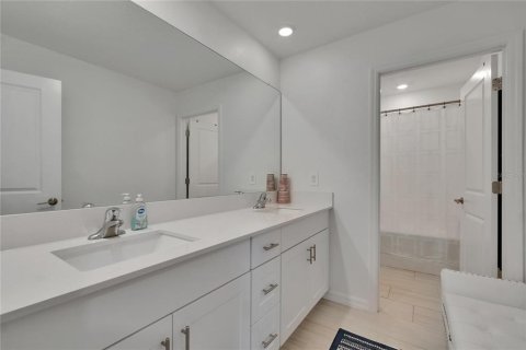 Casa en venta en Zephyrhills, Florida, 6 dormitorios, 308.99 m2 № 2212846 - foto 27