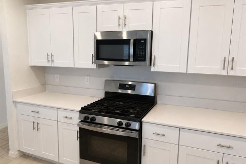 Casa en venta en Zephyrhills, Florida, 6 dormitorios, 308.99 m2 № 2212846 - foto 17