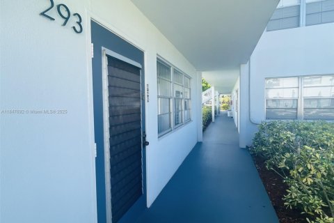 Condo in Deerfield Beach, Florida, 1 bedroom  № 1848311 - photo 10