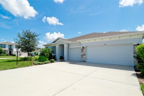 House in Bradenton, Florida 4 bedrooms, 258.92 sq.m. № 2306386 - photo 3