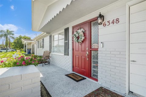House in Port Richey, Florida 3 bedrooms, 102.84 sq.m. № 1907347 - photo 4