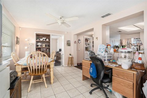 House in Port Richey, Florida 3 bedrooms, 102.84 sq.m. № 1907347 - photo 9