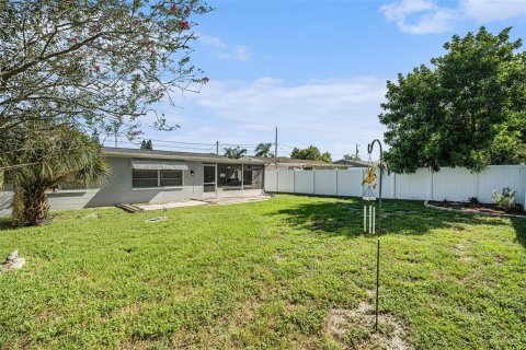 House in Port Richey, Florida 3 bedrooms, 102.84 sq.m. № 1907347 - photo 28