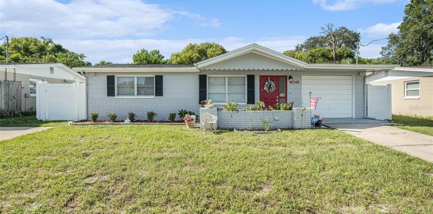House in Port Richey, Florida 3 bedrooms, 102.84 sq.m. № 1907347