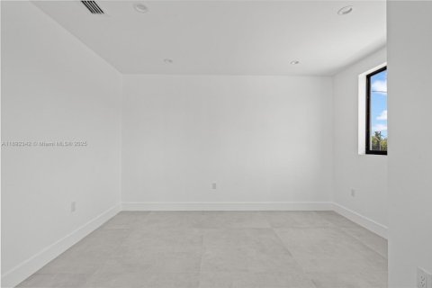 Commercial property in Miami, Florida 366.41 sq.m. № 1946510 - photo 24