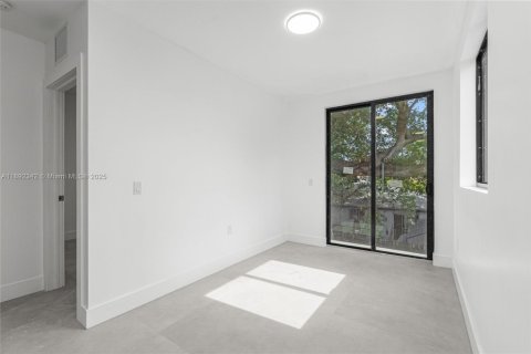 Commercial property in Miami, Florida 366.41 sq.m. № 1946510 - photo 16