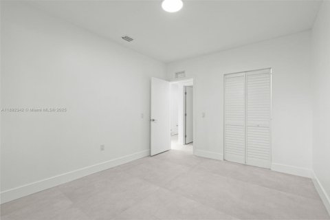 Commercial property in Miami, Florida 366.41 sq.m. № 1946510 - photo 17