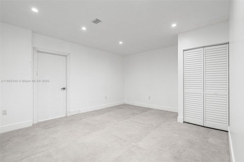 Commercial property in Miami, Florida 366.41 sq.m. № 1946510 - photo 25