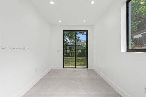 Commercial property in Miami, Florida 366.41 sq.m. № 1946510 - photo 14