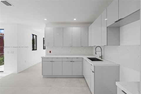 Commercial property in Miami, Florida 366.41 sq.m. № 1946510 - photo 12