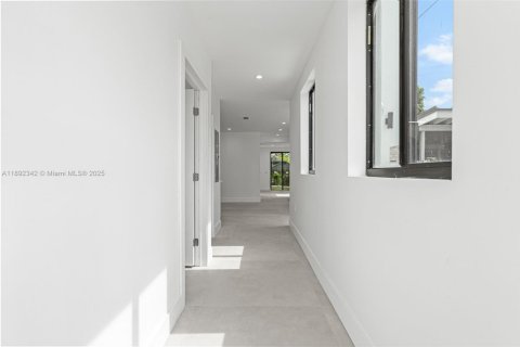 Commercial property in Miami, Florida 366.41 sq.m. № 1946510 - photo 8