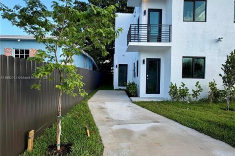 Commercial property in Miami, Florida 366.41 sq.m. № 1946510 - photo 4