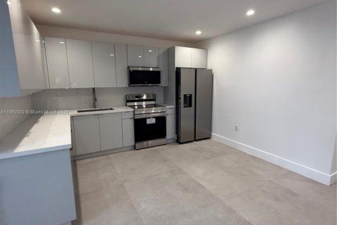 Commercial property in Miami, Florida 366.41 sq.m. № 1946510 - photo 11