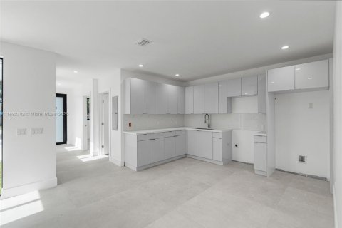 Commercial property in Miami, Florida 366.41 sq.m. № 1946510 - photo 10