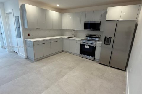 Commercial property in Miami, Florida 366.41 sq.m. № 1946510 - photo 13