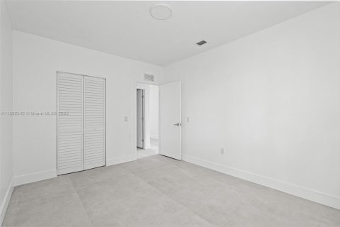 Commercial property in Miami, Florida 366.41 sq.m. № 1946510 - photo 22