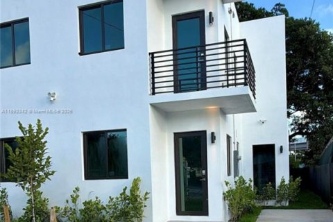 Commercial property in Miami, Florida 366.41 sq.m. № 1946510 - photo 3