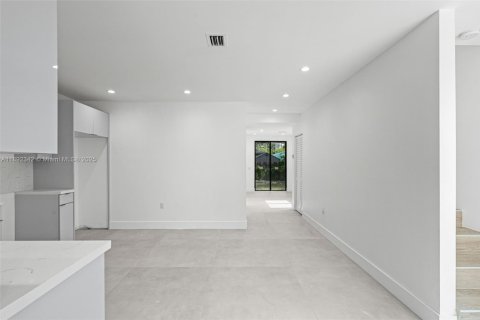 Commercial property in Miami, Florida 366.41 sq.m. № 1946510 - photo 9