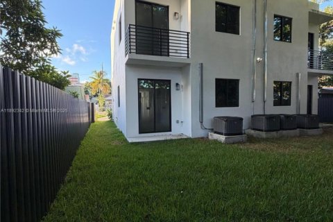 Commercial property in Miami, Florida 366.41 sq.m. № 1946510 - photo 5