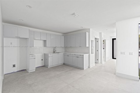 Commercial property in Miami, Florida 366.41 sq.m. № 1946510 - photo 19