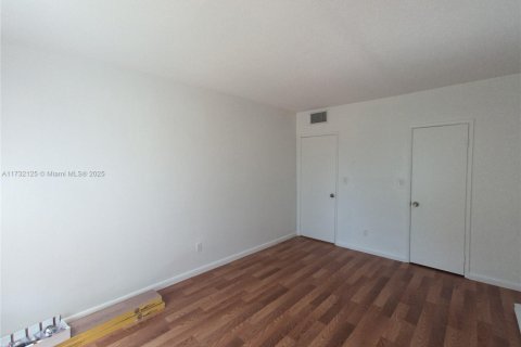 Condo in Hallandale Beach, Florida, 1 bedroom  № 1729726 - photo 6