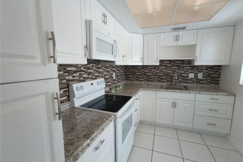 Condo in Hallandale Beach, Florida, 1 bedroom  № 1729726 - photo 5
