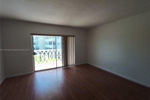 Condo in Hallandale Beach, Florida, 1 bedroom  № 1729726 - photo 16