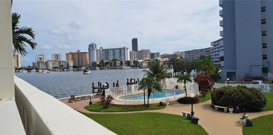 Condo in Hallandale Beach, Florida, 1 bedroom № 1729726