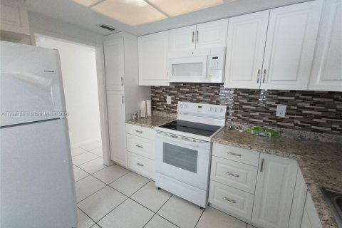 Condo in Hallandale Beach, Florida, 1 bedroom  № 1729726 - photo 8