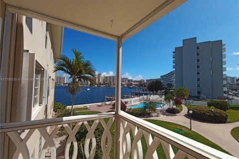 Condo in Hallandale Beach, Florida, 1 bedroom  № 1729726 - photo 9