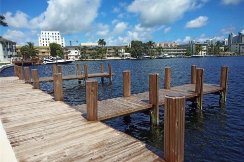 Condo in Hallandale Beach, Florida, 1 bedroom  № 1729726 - photo 27
