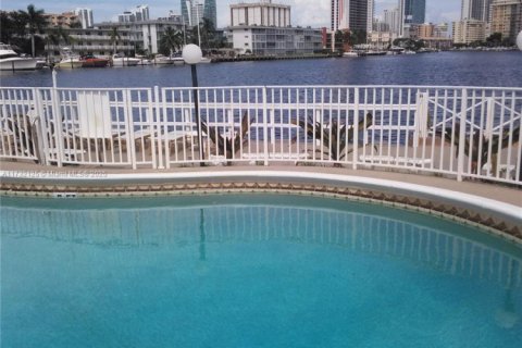 Condo in Hallandale Beach, Florida, 1 bedroom  № 1729726 - photo 10