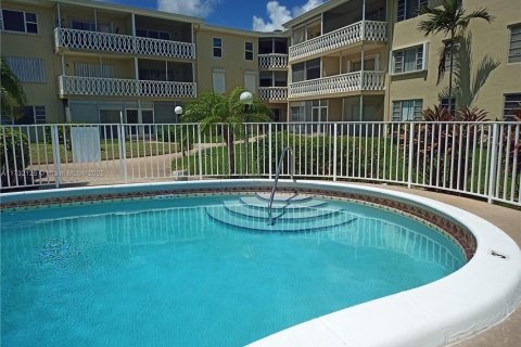 Condo in Hallandale Beach, Florida, 1 bedroom  № 1729726 - photo 29
