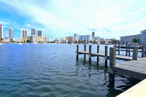 Condo in Hallandale Beach, Florida, 1 bedroom  № 1729726 - photo 2