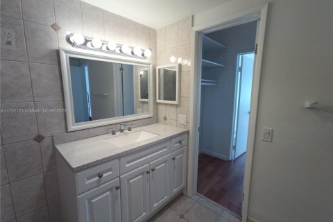 Condo in Hallandale Beach, Florida, 1 bedroom  № 1729726 - photo 11