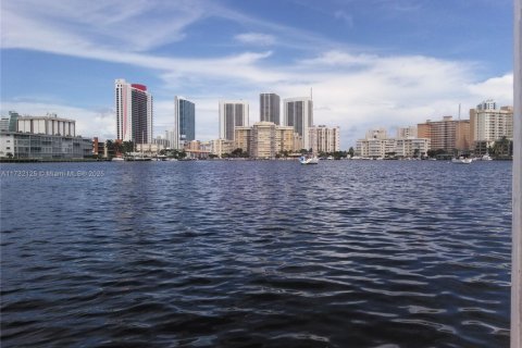 Condo in Hallandale Beach, Florida, 1 bedroom  № 1729726 - photo 20