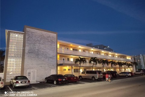 Condo in Hallandale Beach, Florida, 1 bedroom  № 1729726 - photo 24