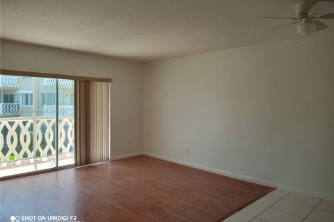 Condo in Hallandale Beach, Florida, 1 bedroom  № 1729726 - photo 12