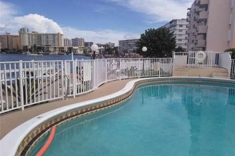 Condo in Hallandale Beach, Florida, 1 bedroom  № 1729726 - photo 22