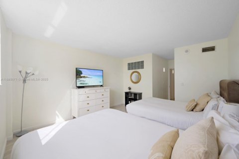 Condo in Sunny Isles Beach, Florida, 1 bedroom  № 2021339 - photo 11