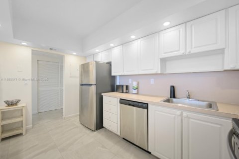Condo in Sunny Isles Beach, Florida, 1 bedroom  № 2021339 - photo 10