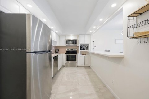 Condo in Sunny Isles Beach, Florida, 1 bedroom  № 2021339 - photo 9