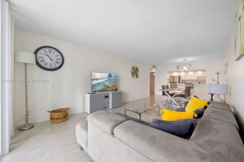 Condo in Sunny Isles Beach, Florida, 1 bedroom  № 2021339 - photo 4