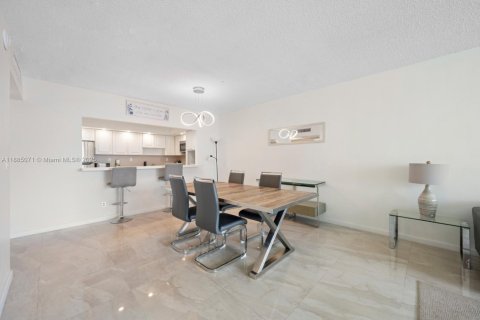 Condo in Sunny Isles Beach, Florida, 1 bedroom  № 2021339 - photo 8