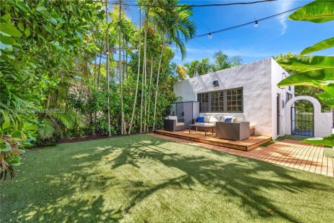 House in Coral Gables, Florida 3 bedrooms, 152.45 sq.m. № 2406132 - photo 26