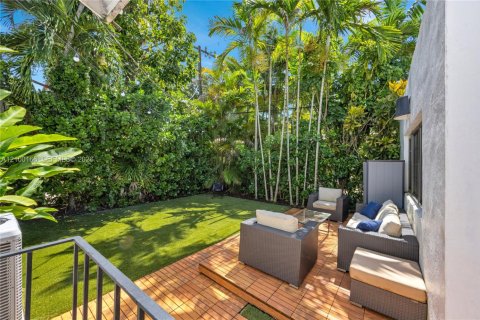 House in Coral Gables, Florida 3 bedrooms, 152.45 sq.m. № 2406132 - photo 23